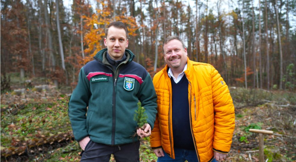 Bäume pflanzen mit Förster Hendrik Bickel vom Forstamt Königsstein und Jochen Saße von easysub plus